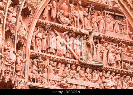 Détail du tympan sur Notre Dame de la cathédrale de Strasbourg. Banque D'Images