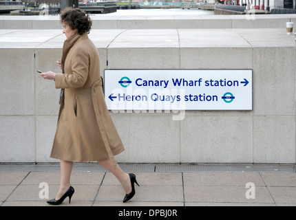Londres, Angleterre, Royaume-Uni. Docklands/Canary Wharf. Inscrivez-vous à la station de métro donnant des directives et Heron Quays Banque D'Images