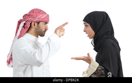 Couple arabe en colère l'examen isolé sur fond blanc Banque D'Images