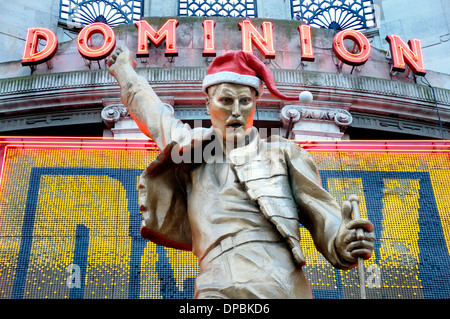Londres, Angleterre, Royaume-Uni. Dominion Theatre sur Cahrring Cross Road. Freddie Mercury wearing Christmas hat Banque D'Images
