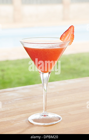 Strawberry Daiquiri cocktail sur le bar de la piscine Banque D'Images