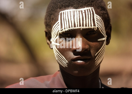 Une adolescente avec Massaï visage peint après le "emorata' cérémonie, qui est la circoncision et droit de passage pour devenir membre du guerrier ou 'moran' classe dans la zone de conservation de Ngorongoro Tanzanie Afrique de l'Est Banque D'Images