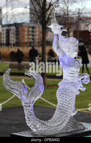 Londres, Royaume-Uni. 10 janvier 2014. Festival de sculpture sur glace de Londres 2014. Bloquer la concurrence unique, thème de la vie de la rivière Credit : Ashok Saxena/Alamy Live News Banque D'Images