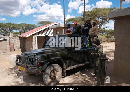 Un safari en jeep à contrôler jusqu'à Naabi Hill gate situé dans la partie orientale de la parc national de Serengeti en Tanzanie Afrique de l'Est Banque D'Images