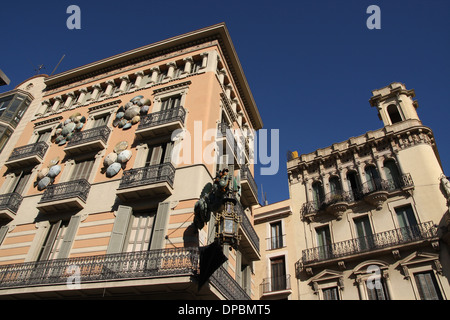 Barcelone, Rambla de parasol bâtiment dans la rue piétonne Banque D'Images