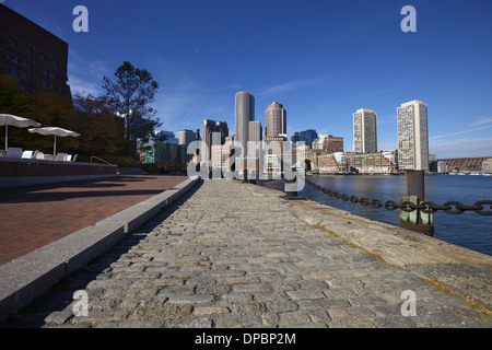 Le soleil du matin sur le port de Boston Skyline de Fan Pier Plaza avec vue sur le front de mer et sur le port de Boston Rowes Wharf Banque D'Images