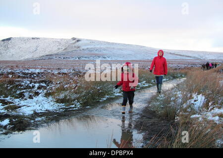 Bleaklow, Derbyshire, Royaume-Uni. 11 janv. 2014. Après une nuit de neige sur les hauteurs dans le Peak District, marcheurs habiller chaudement pour profiter d'une scène hivernale sur le Pennine Way près de Bleaklow, le plus grand parc national de wilderness. Credit : Deborah Vernon/Alamy Live News Banque D'Images