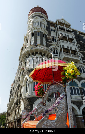 Un cheval de chariot de fantaisie et le Taj Mahal Hotel, Mumbai (Bombay) Inde Banque D'Images