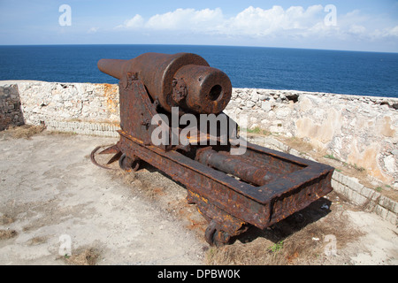 L'artillerie de la côte de rouiller canons datant des années 1870 qui garde l'entrée de la baie de La Havane, Morro Castle, cuba. Banque D'Images