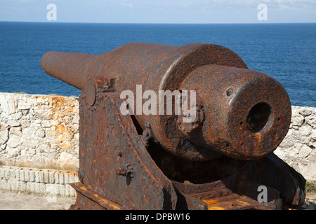 L'artillerie côtière a rayé des canons de chargement par culasse datant des années 1870 à l'extérieur du château de Morro, la Havane, Cuba. Banque D'Images