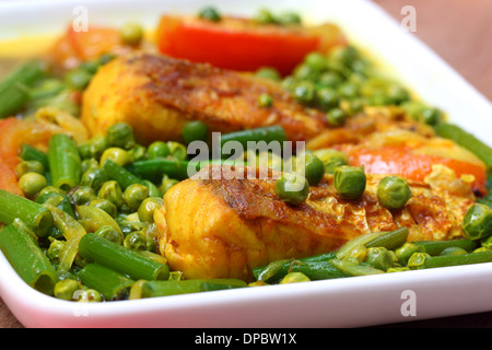 Plat épicé de carpe sur un bol blanc Banque D'Images