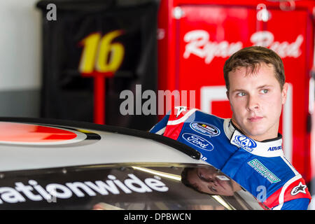 Daytona Beach, FL, USA. Jan 11, 2014. Daytona Beach, FL - Jan 11, 2014 : Trevor Bayne (6) monte dans sa voiture pour les essais pré-saison Thunder à Daytona International Speedway de Daytona Beach, FL. Credit : csm/Alamy Live News Banque D'Images