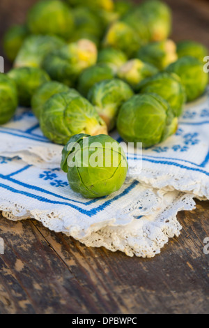 Le chou de Bruxelles (Brassica oleracea var. gemmifera) on wooden table Banque D'Images