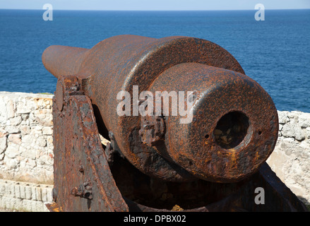 L'artillerie de la côte de rouiller canons datant des années 1870 qui garde l'entrée de la baie de La Havane, Morro Castle, cuba. Banque D'Images