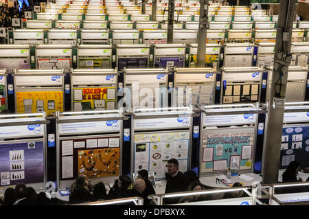 Dublin, Irlande. 11 Jan 2014 - Cotisant se trouve à la BT Jeunes Science and Technology Exhibition Banque D'Images