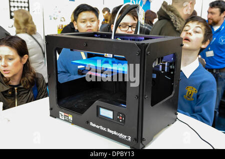 Dublin, Irlande. 11 Jan 2014 - Les enfants de regarder une Macurbot imprimante 3D qu'il élabore un modèle de la Tour Eiffel à la BT Jeunes Science and Technology Exhibition Banque D'Images