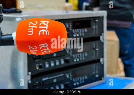 Dublin, Irlande. 11 Jan 2014 - RTE 2 FM diffusée en direct de la BT Jeunes Science and Technology Exhibition Banque D'Images