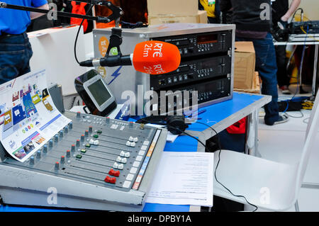 Dublin, Irlande. 11 Jan 2014 - RTE 2 FM diffusée en direct de la BT Jeunes Science and Technology Exhibition Banque D'Images