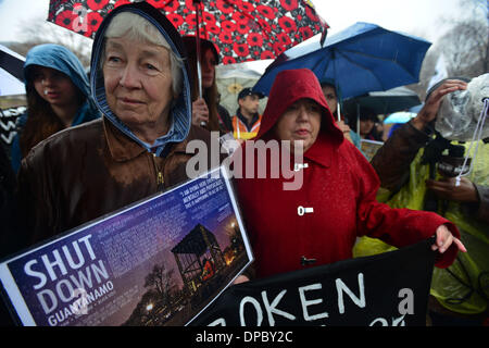 Washington, District of Columbia, US, USA. Jan 11, 2014. La tenue sur la pluie froide, les protestataires rallye sur le 12e anniversaire de l'ouverture de Guantanamo Bay prision en face de la Maison Blanche à Washington Samedi, exigeant que le président Obama s'acquitter de sa promesse de fermer la prison, qui a abrité des terroristes suspects ramassés autour du globe. La prison abrite actuellement 82 prisonniers effacés de libération et un autre 45 être tenir sans frais. Obama a promis de fermer Guantanamo l'intérieur d'un an après qu'il a été élu en 2008. (Crédit Image : © Miguel Juarez Lugo/ZUMAPRESS.com Banque D'Images