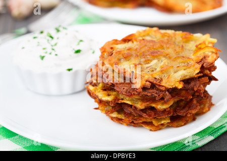 Galettes de pommes de terre avec crème sure Banque D'Images
