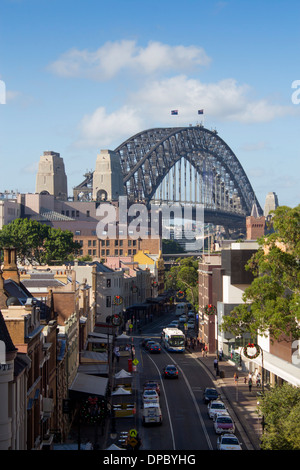 Afficher le long de la rue George dans le district historique Rocks à Sydney Harbour Bridge Sydney NSW Australie Nouvelle Galles du Sud Banque D'Images