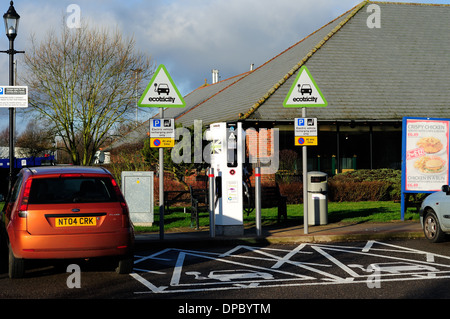 Tibself d'autoroute serives ,plug in pour voitures électriques.M1, Derbyshire, Angleterre, Royaume-Uni. Banque D'Images