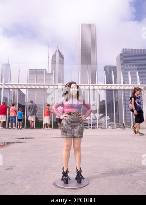 Les personnes à la recherche à la ville de Chicago à partir de la terrasse de la famille Bluhm, Art Institute de Chicago. Sculptures de Tomoaki Suzuki Banque D'Images