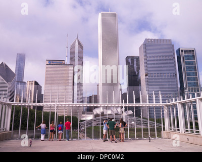 Les personnes à la recherche à la ville de Chicago à partir de la terrasse de la famille Bluhm, Art Institute de Chicago. Sculptures de Tomoaki Suzuki Banque D'Images