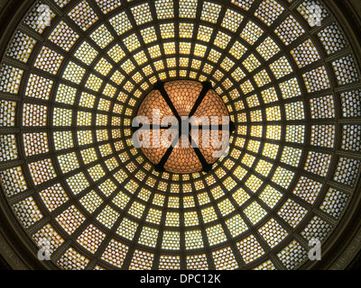 La Tiffany glass dome dans le centre culturel de Chicago Banque D'Images