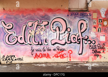 Le Graffiti commémorant Edith Piaf, un célèbre chanteur français qui est mort en 1963, le quartier de Belleville, Paris, France Banque D'Images