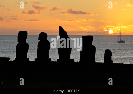 Le coucher du soleil, Ahu Vai Ure au cérémonial Tahai moai complexe, l'île de Pâques, Chili Banque D'Images