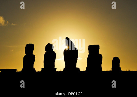 Le coucher du soleil, Ahu Vai Ure au cérémonial Tahai moai complexe, l'île de Pâques, Chili Banque D'Images