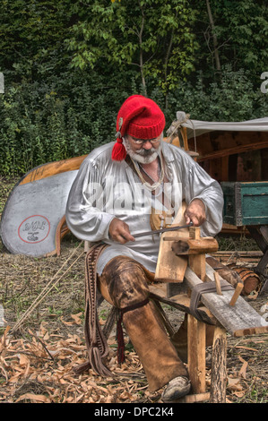 Voyageurs français camp en canot dans les bois avec un voyageur une pagaie de rasage Banque D'Images