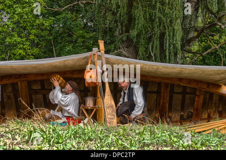 Voyageurs français canoe camp dans les bois reenactment Banque D'Images