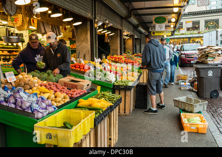 La sélection d'acheteurs de fruits et légumes à un marché en plein air, wc séparés. Le Pike Place Market, à Seattle, Washington Banque D'Images