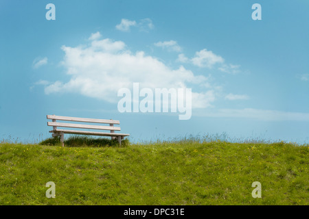 Banc sur fond de ciel. Scène tranquille. Banque D'Images