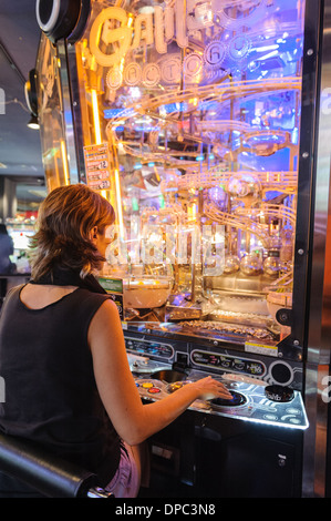 Femme jouant à une machine à sous, Hiroshima, Japon, Asie. Banque D'Images