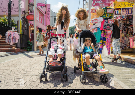 Les filles habillés comme des Lolitas marche sur Takeshita street, Tokyo, Japon, Asie Banque D'Images