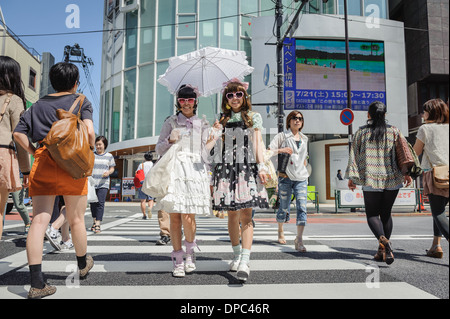 Les filles habillés comme des Lolitas marcher dans les rues de Tokyo, Japon, Asie Banque D'Images