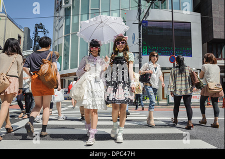 Les filles habillés comme des Lolitas marcher dans les rues de Tokyo, Japon, Asie Banque D'Images