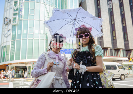 Les filles habillés comme des Lolitas marcher dans les rues de Tokyo, Japon, Asie Banque D'Images