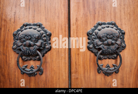 Heurtoirs de porte tête de lion en zone Hutong de Beijing, Chine Banque D'Images