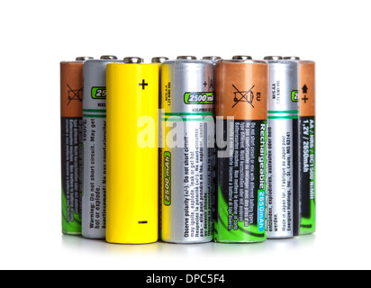 Lot de batteries utilisées sur fond blanc Banque D'Images