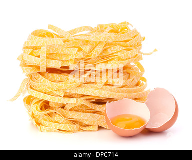 Les pâtes italiennes tagliatelles nest isolé sur fond blanc Banque D'Images