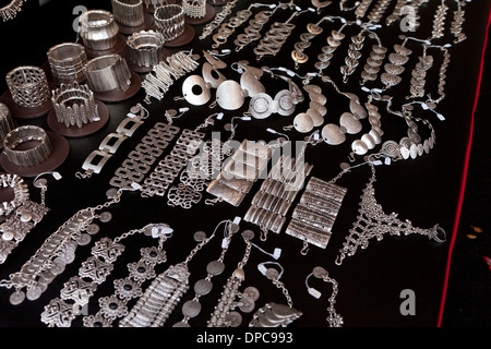 Womens bracelets manchettes en acier inoxydable sur l'affichage Banque D'Images