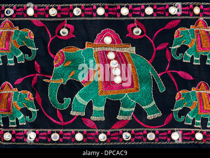 Sac en tissu coloré à la main indienne avec la conception de l'éléphant Banque D'Images