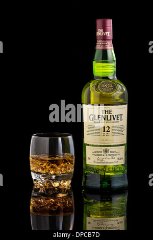 Verre et bouteille de Glenlivet single malt scotch whisky. Banque D'Images