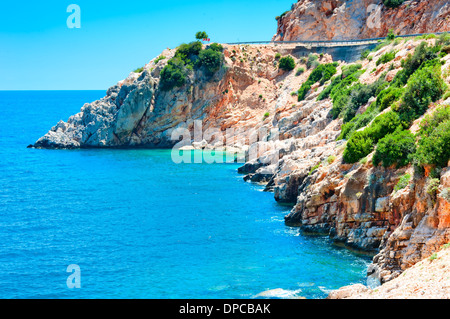 Falaises Blanches qui s'avancent dans le calme de la mer bleue Banque D'Images