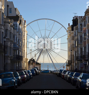 Roue de Brighton - Grande Roue vue de Kemp Town avec la mer en arrière-plan, encadrée par les maisons de ville victorienne avec terrasse Banque D'Images