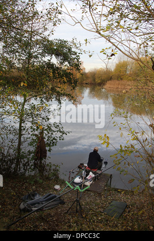 Étang de pêche couverts dans les feuilles en automne. Banque D'Images